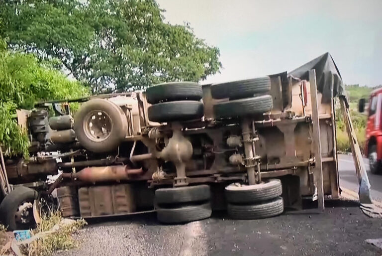 Caçamba tomba na BR 316 para evitar colisão com carreta.