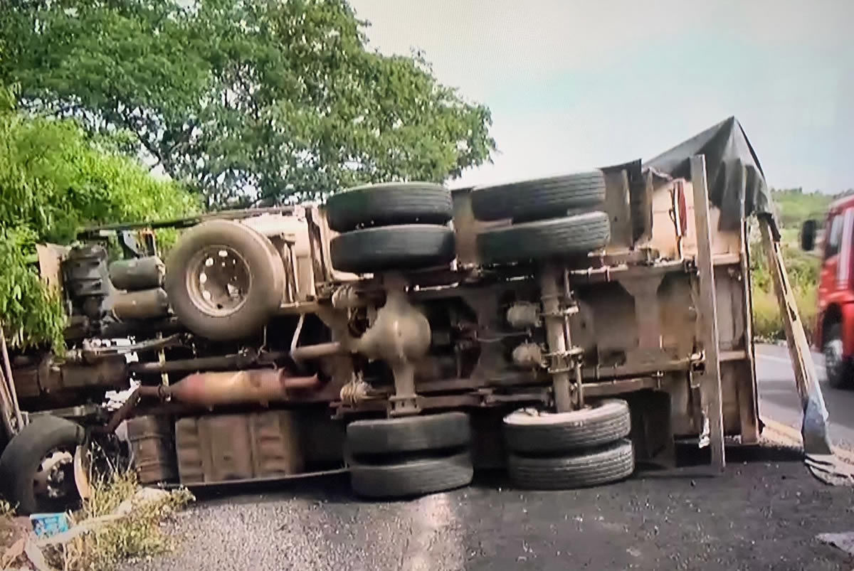 Caçamba tomba na BR 316 para evitar colisão com carreta.