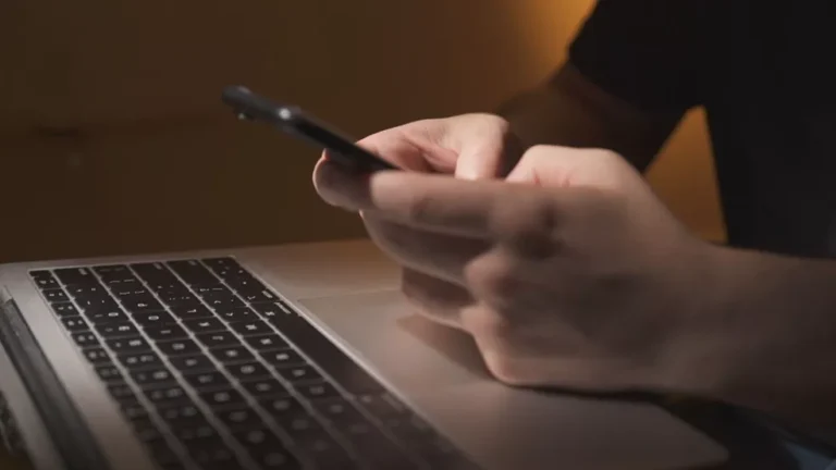 Saiba como proteger seus dados e evitar golpes em caso de ter o celular roubado