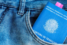 Carteira de trabalho no bolso de uma calça jeans (Foto: Getty Images)