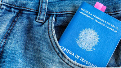 Carteira de trabalho no bolso de uma calça jeans (Foto: Getty Images)