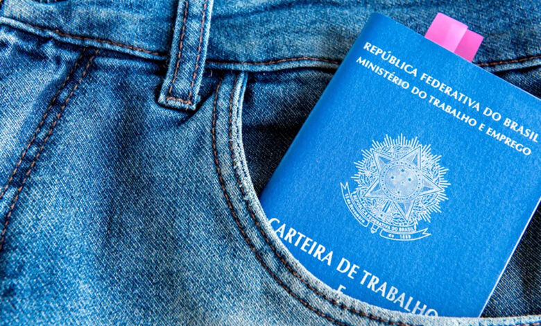 Carteira de trabalho no bolso de uma calça jeans (Foto: Getty Images)