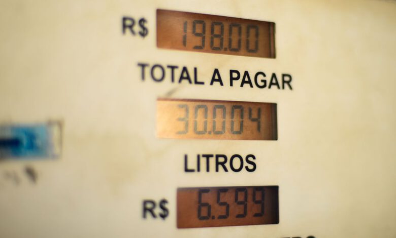 Bomba de combustível vai mostrar preço com dois dígitos diferente do atual. (Foto: Marcello Casal/ Agência Brasil)