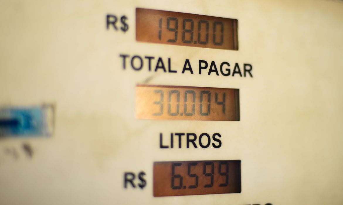 Preço da gasolina sobe de novo e volta a ultrapassar R$ 5 em nove estados