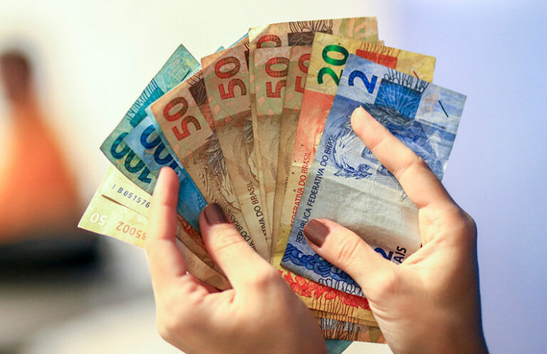Salário mínimo sobe para R$ 1.302 em 1º de janeiro