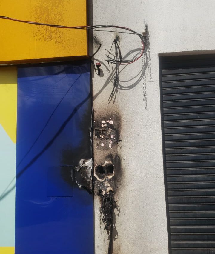 Corpo de Bombeiros de Picos registra incêndio em contador de energia elétrica de faculdade do bairro Junco
