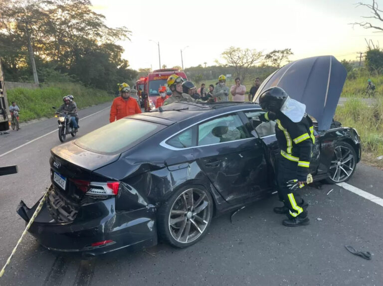 Dois homens morrem em grave acidente com veículo de luxo na BR-343