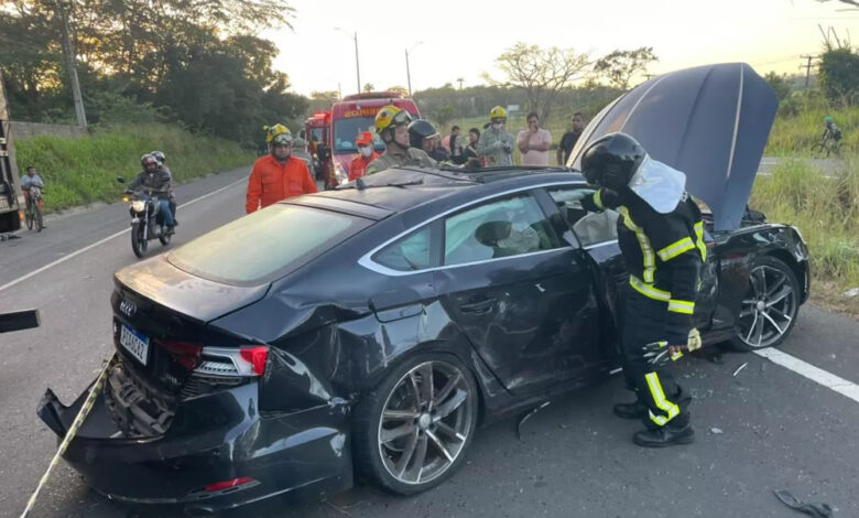 Dois homens morrem em grave acidente com veículo de luxo na BR-343, entre Teresina e Altos — Foto: Divulgação/Corpo de Bombeiros