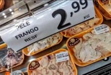 Pele de frango vendida por R$ 2,99 o quilo em mercado do ES viralizou e causou indignação. Foto: Reprodução/Kwai.