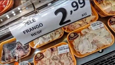 Pele de frango vendida por R$ 2,99 o quilo em mercado do ES viralizou e causou indignação. Foto: Reprodução/Kwai.