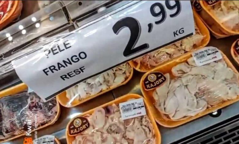 Pele de frango vendida por R$ 2,99 o quilo em mercado do ES viralizou e causou indignação. Foto: Reprodução/Kwai.