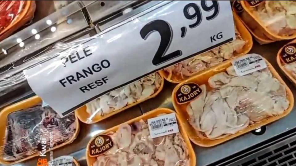 Pele de frango vendida por R$ 2,99 o quilo em mercado do ES viralizou e causou indignação. Foto: Reprodução/Kwai.