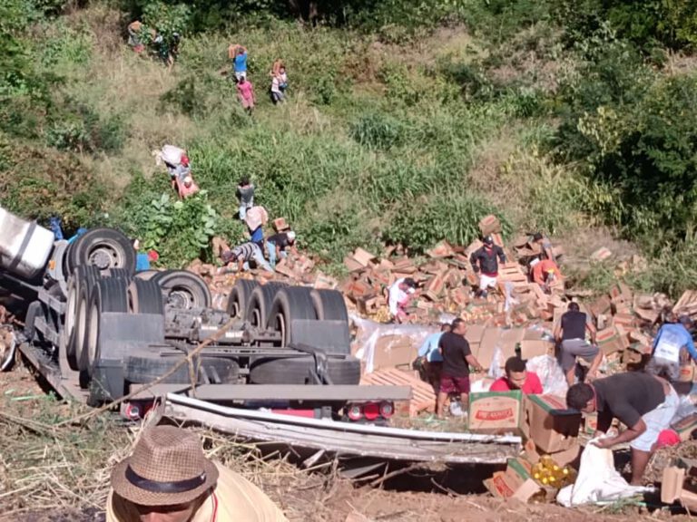 Populares saqueiam carga de óleo de cozinha após carreta tombar na ladeira de Fátima do Piauí em Picos