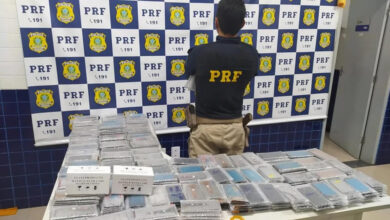 Carregamento com centenas de telas de celulares é apreendido em bagageiro de ônibus, em Floriano — Foto: Polícia Rodoviária Federal
