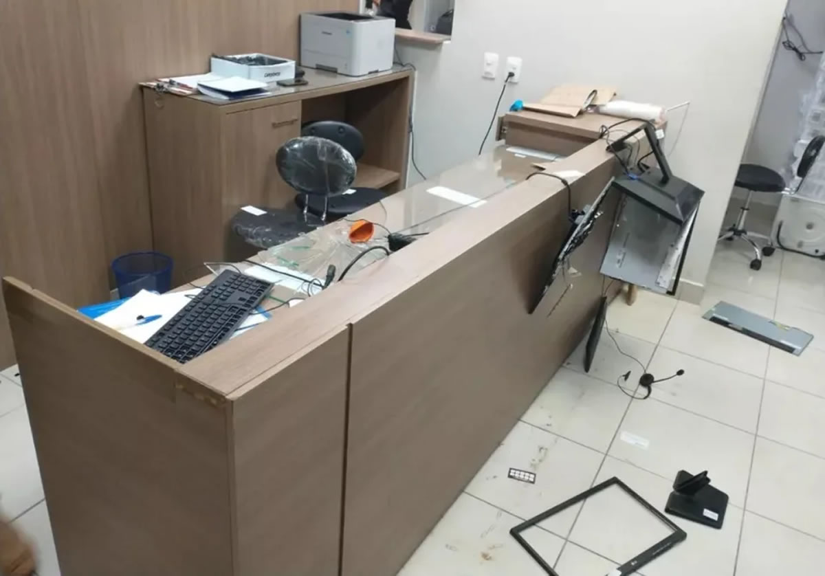 Homem acusa dentista de ‘implantar chip’ em esposa e destrói recepção de clínica