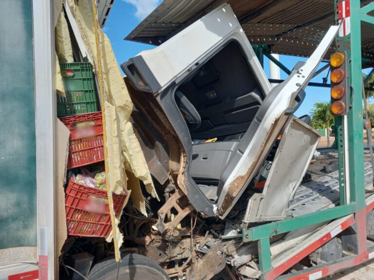 Caminhão carregado de polpa de frutas colide em traseira de caminhão-cegonha em Ipiranga do PI