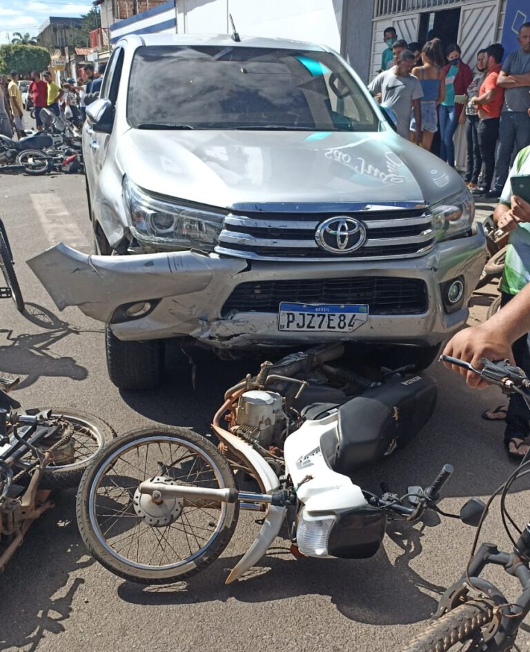 Caminhonete colide em 17 motocicletas no Centro de Picos