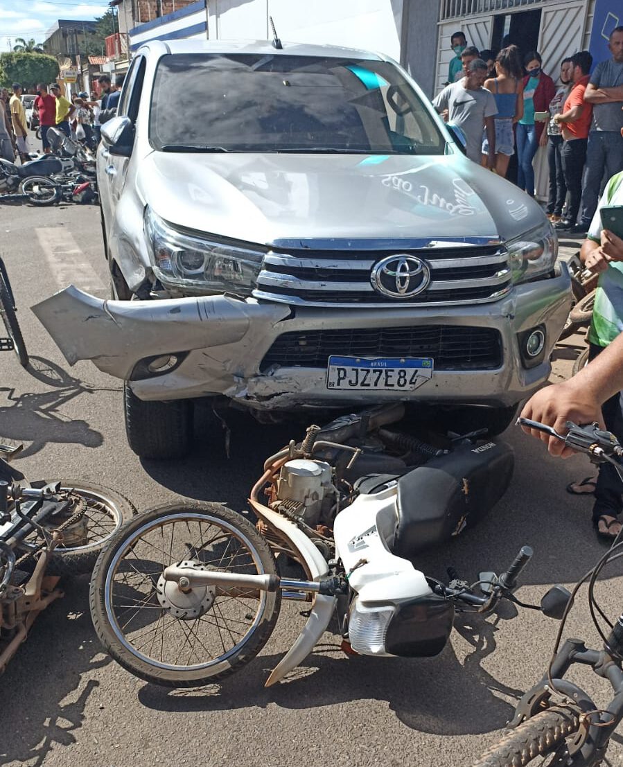 Caminhonete colide em 17 motocicletas no Centro de Picos