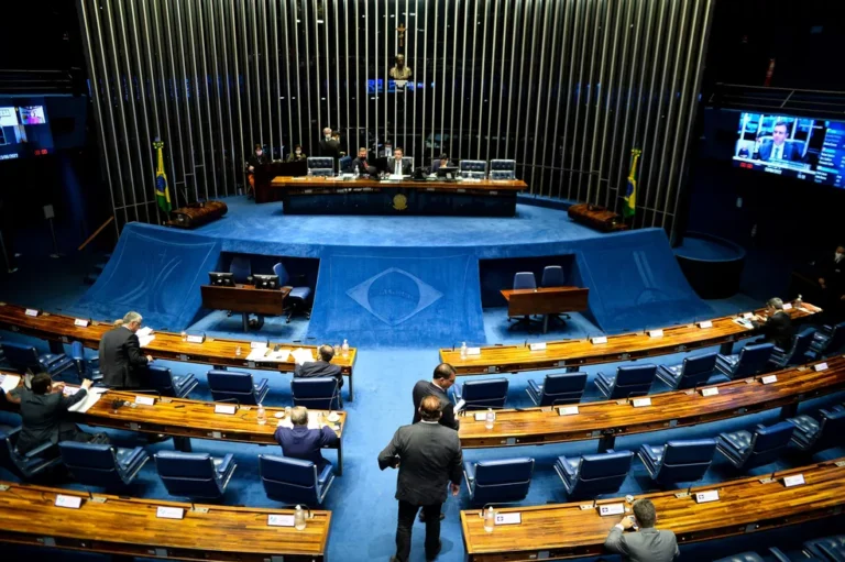 ‘Teto’ do ICMS para combustíveis: entenda o que pode mudar para o consumidor