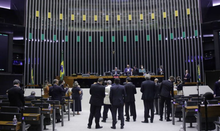 Câmara aprova texto-base de projeto que limita ICMS dos combustíveis