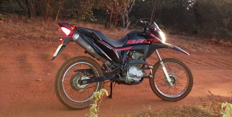 Dupla armada invade residência, rouba motocicleta e R$ 15 mil na zona rural de Vera Mendes