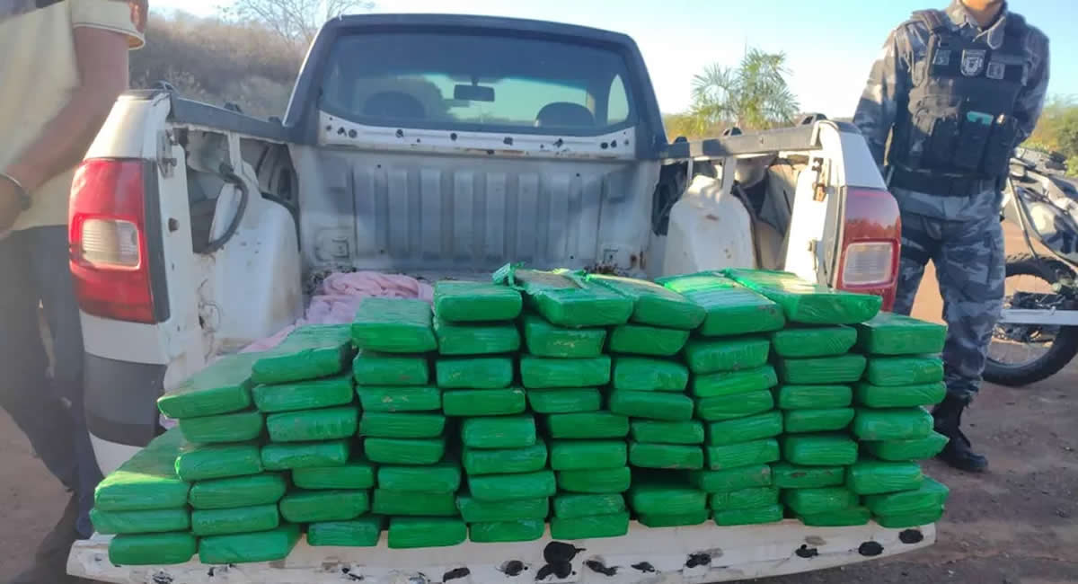 Policiais encontram mais de 70 quilos de maconha escondidos em carroceria de pick-up