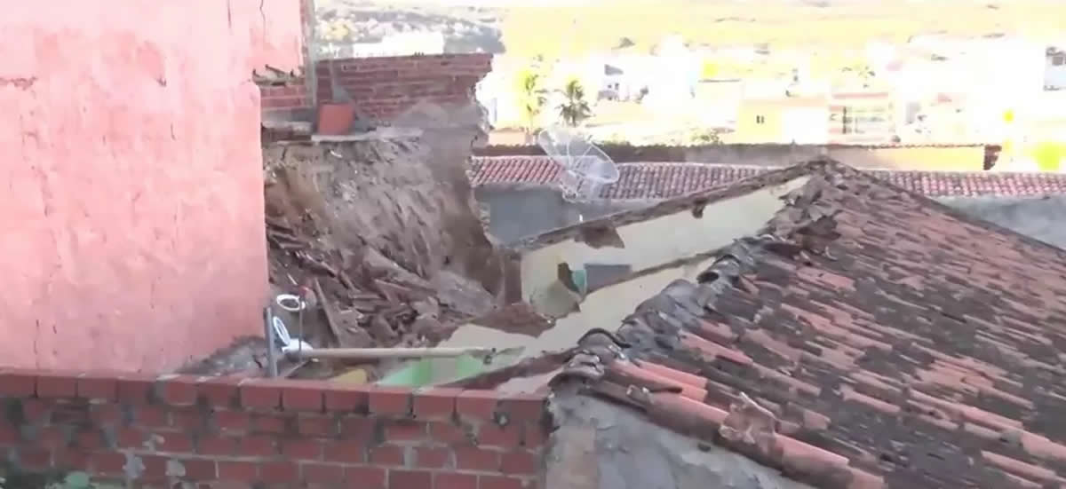 Casa desaba e atinge outra residência no Morro da Mariana