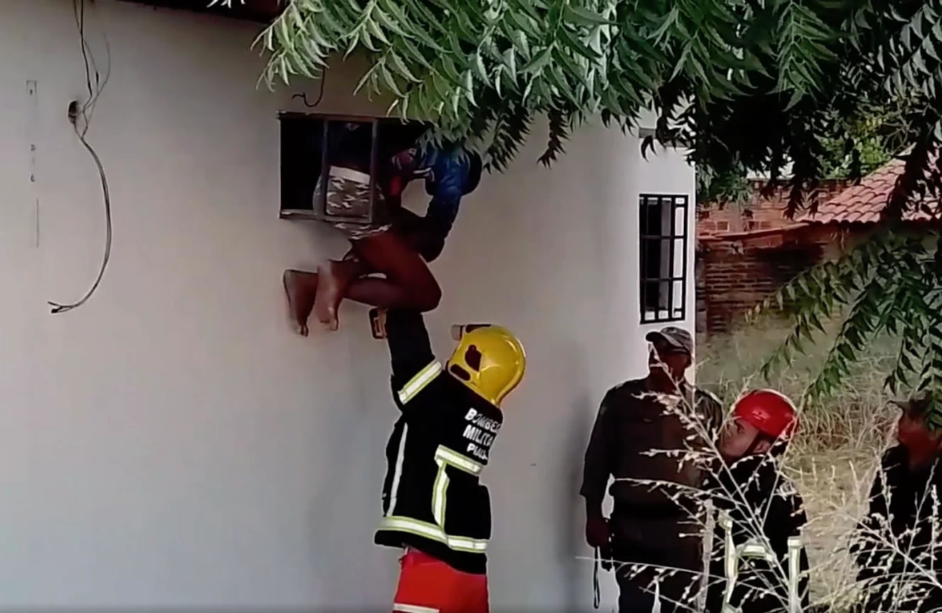 Homem tenta sair de prédio e fica preso em grade de ar-condicionado