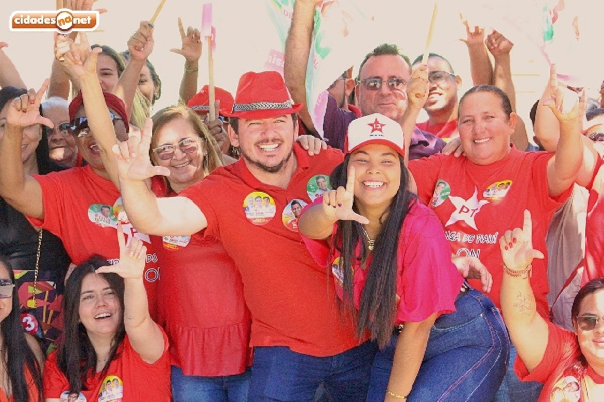 Elvis Ramos realiza adesivaço e dá largada na campanha em Ipiranga do Piauí