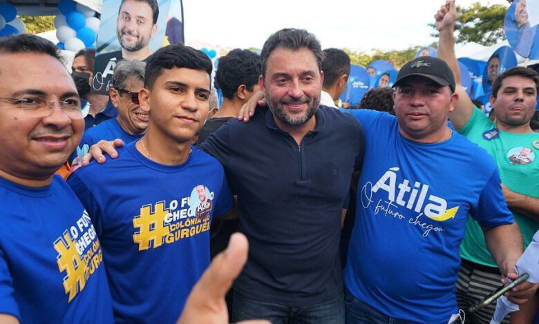 Átila Filho com apoiadores na convenção das oposições no Theresina Hall