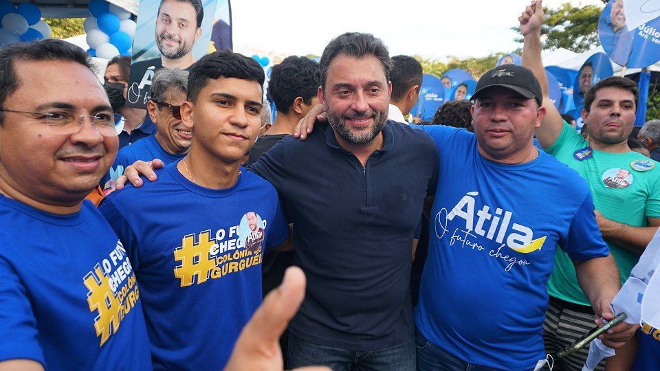 Átila Filho com apoiadores na convenção das oposições no Theresina Hall