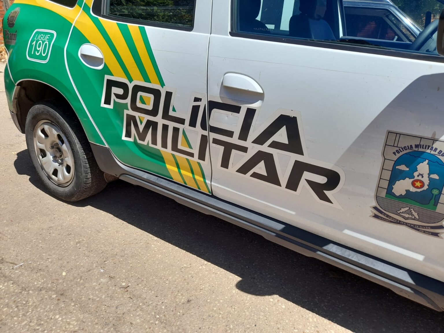 Policial é baleado com a própria arma ao abordar suspeito de danificar carro