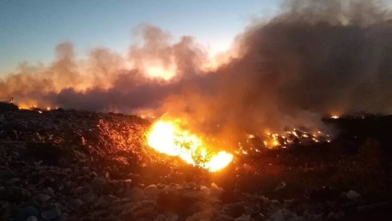 Corpo de Bombeiros combate incêndio em aterro sanitário em Picos