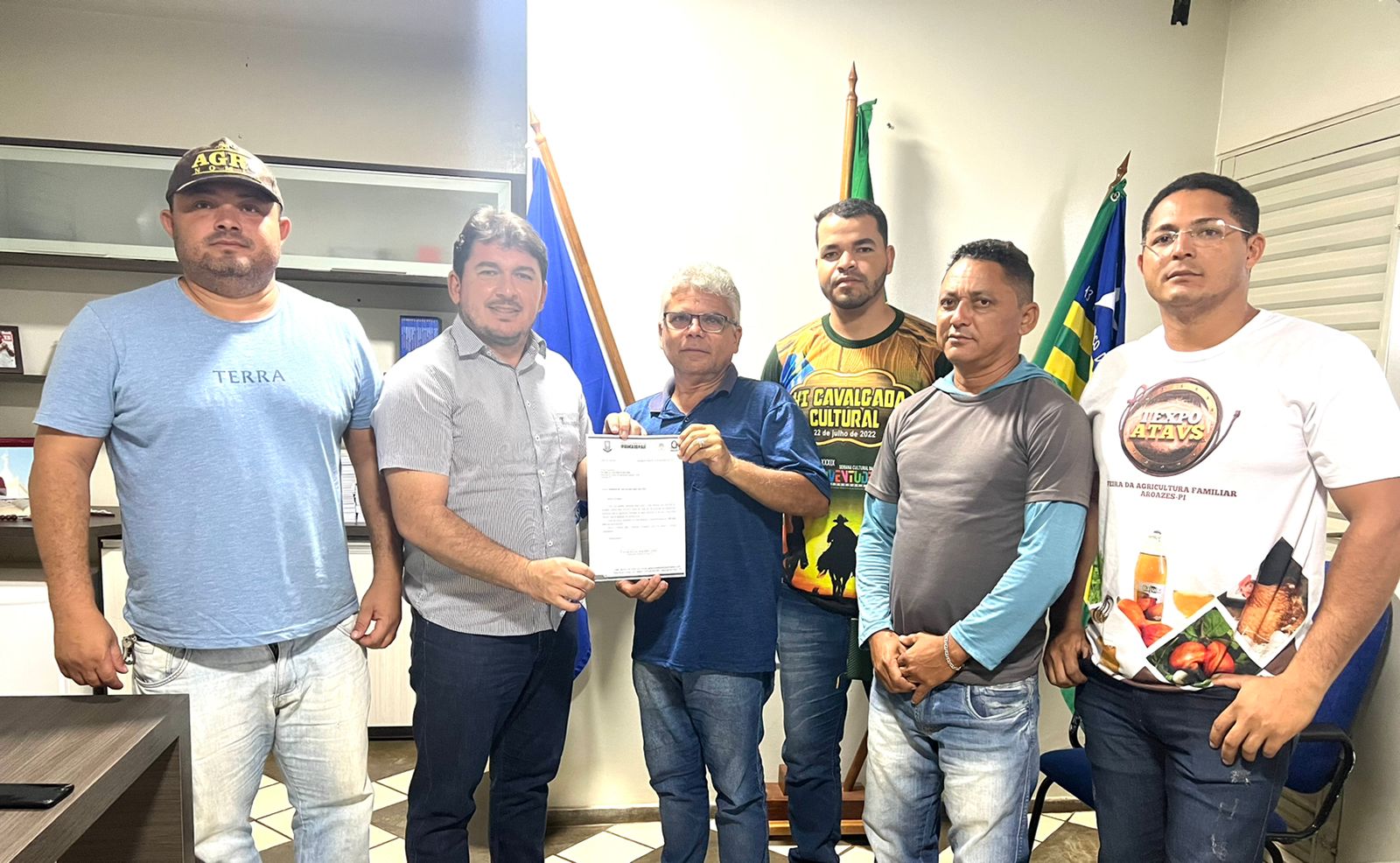 Prefeito Elvis Ramos reúne equipe da Secretaria de Agricultura e assina solicitação de inscrição do Garantia Safra 2022/2023