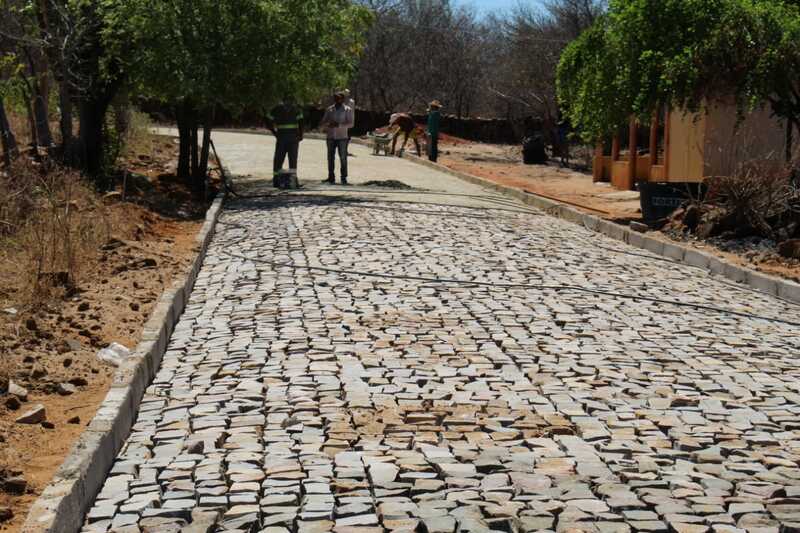 Prefeitura de Picos avança com execução de obras de calçamento na zona rural