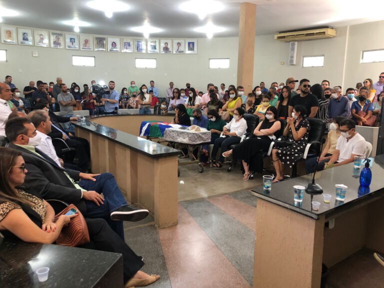 Picos: Autoridades municipais prestam homenagens ao vereador Gilson Nunes durante velório