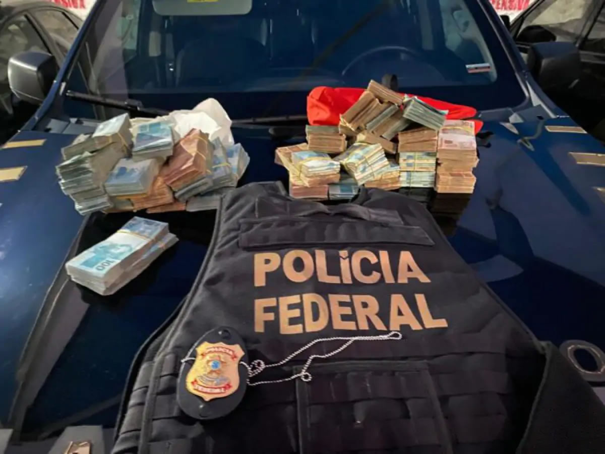 Polícia Federal apreende R$ 360 mil em caminhonete; dinheiro seria utilizado em campanha eleitoral