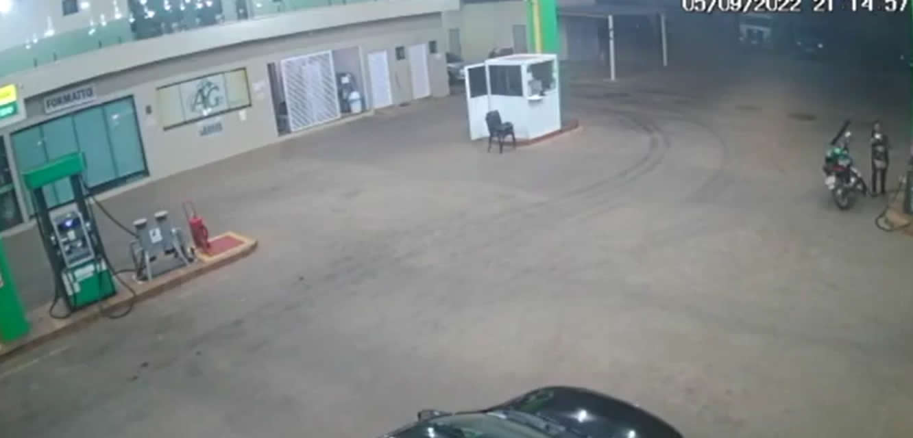 Mulher incendeia motocicleta em posto de combustíveis no Catavento; veja vídeo!
