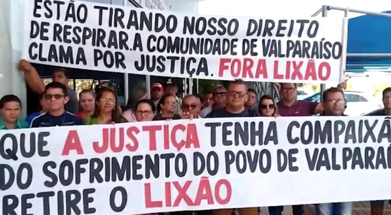Moradores protestam contra aterro sanitário de Picos em frente à sede do Ministério Público