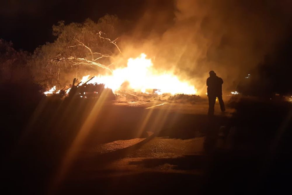 Motoristas morrem carbonizados em Inhuma após colisão frontal de caminhões