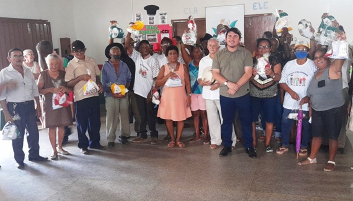 Assistência Social de Ipiranga do Piauí distribui kits fardamentos para idosos do Grupo Feliz Idade￼