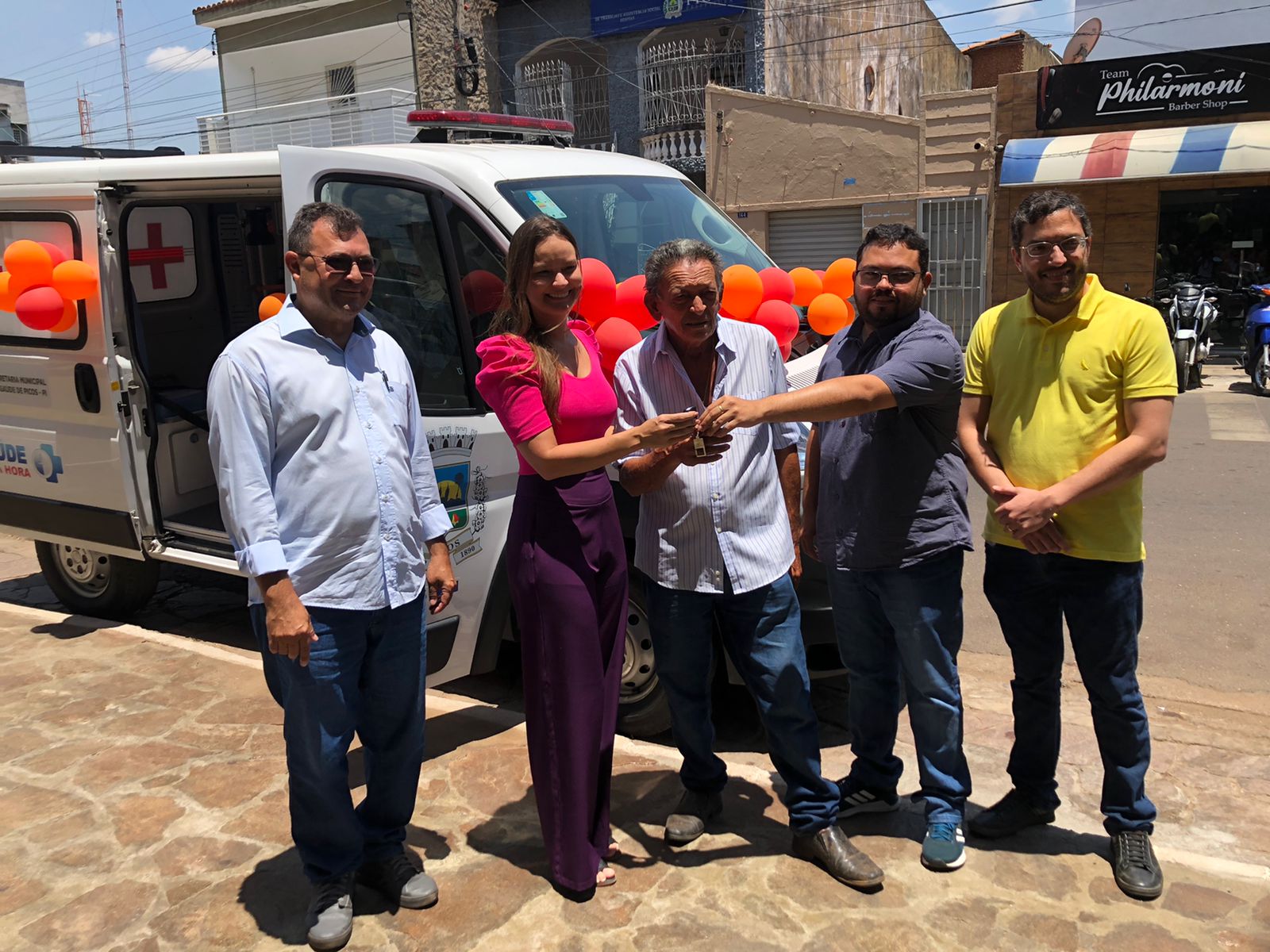 Prefeito Gil Paraibano realiza entrega de mais uma ambulância para o município