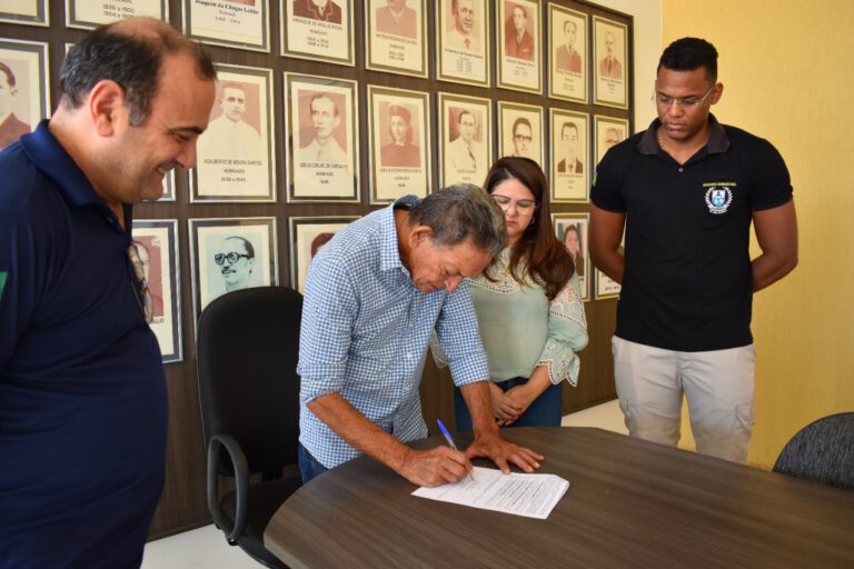 Prefeito Gil Paraibano assina convênio para dar continuidade com as atividades da Escola Cívico-Militar de Picos