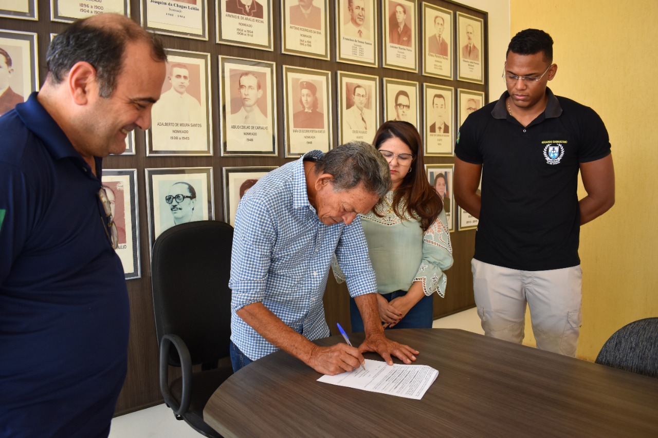 Prefeito Gil Paraibano assina convênio para dar continuidade com as atividades da Escola Cívico-Militar de Picos