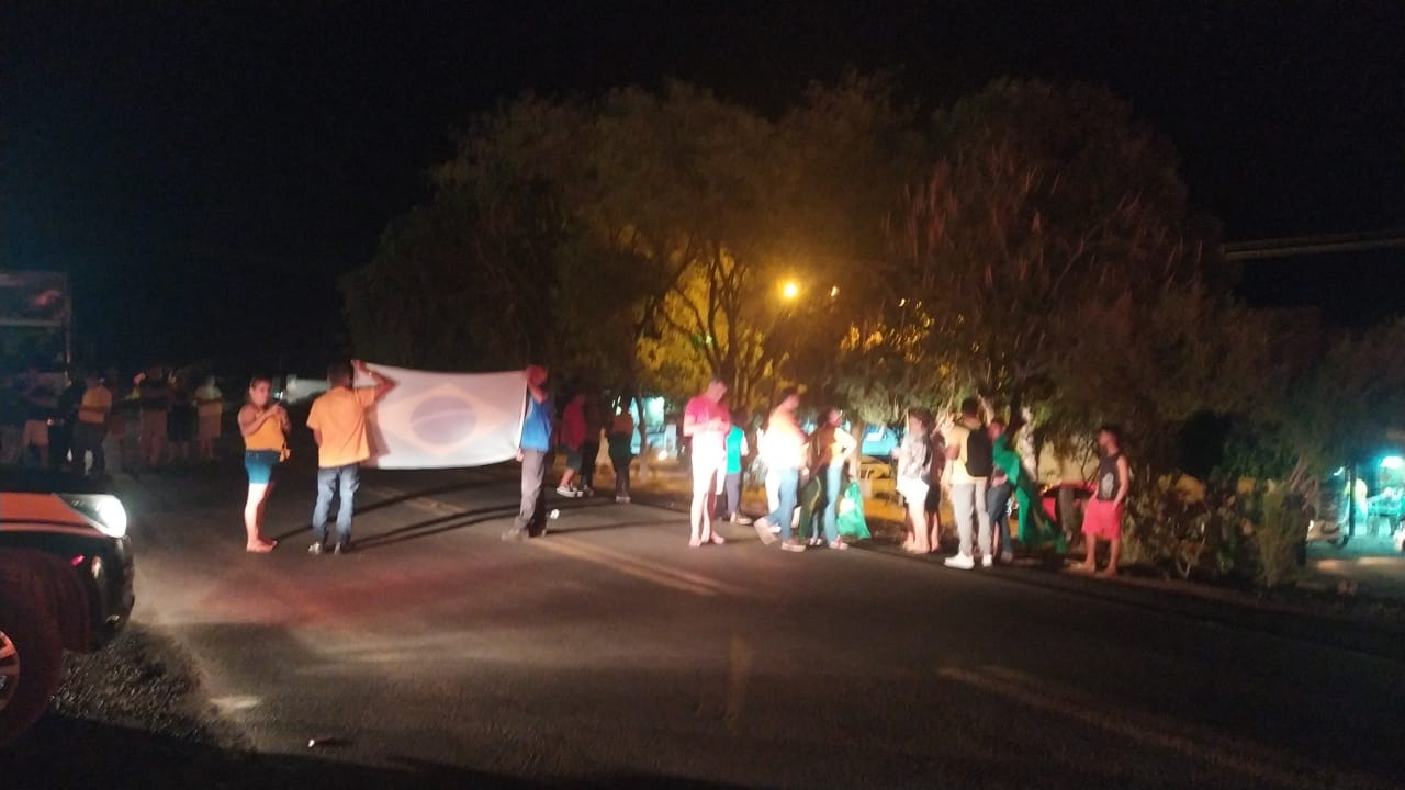 Picos: Manifestantes interditam BR 316 em protesto ao resultado das eleições presidenciais