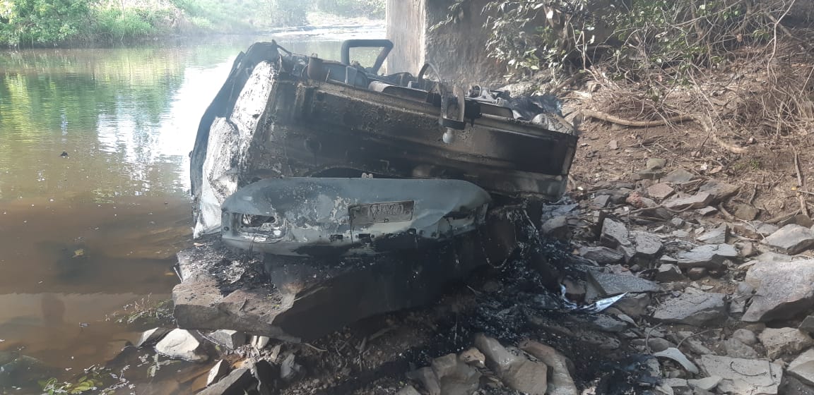 Carro bate em mureta de ponte, pega fogo e deixa 3 crianças gravemente feridas na BR 316