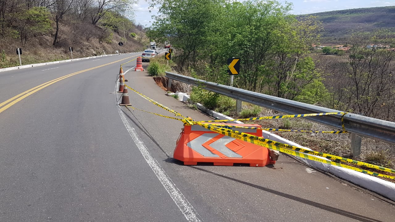 Cratera se abre na BR 316 em Picos; PRF sinaliza o local
