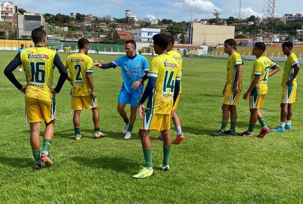 De férias do Internacional Renê vira técnico e comanda treino da Sep