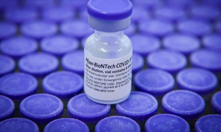 Anvisa aprova uso de duas vacinas da Pfizer contra subvariantes da ômicron