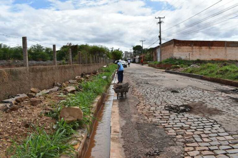 Prefeitura de Picos reconstrói sistema de drenagem na rua Luiz Nunes no bairro São José